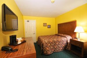 迪尔莱克漂流木宾馆的酒店客房配有一张床、一张书桌和电话