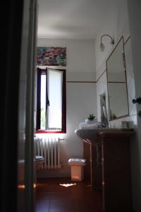 奥斯泰拉托贝尔菲奥里乡村民宿的一间带水槽和窗户的浴室