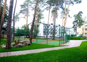 博罗沃耶Hotel Kokshebel的公园设有种有树木的游乐场和网球场