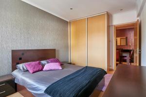 阿马多拉In Bed with Lisbon 4E的一间卧室配有一张带紫色枕头的床