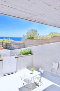 阿茨特雷扎Villa Alba的一个带桌椅的庭院和大海