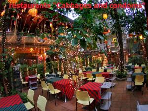 南芭堤雅热带花园一室公寓的庭院配有桌椅和圣诞灯