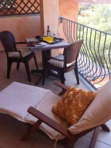 马达莱纳德尔伊索莱酒店的阳台配有桌椅和桌子
