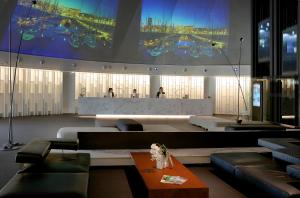 埃普拉特约布里加BAH巴塞罗那机场酒店的带沙发和大屏幕的客厅