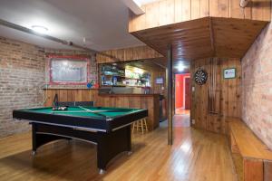 芝加哥Wrigley Hostel - Chicago的一间设有台球桌和酒吧的客房