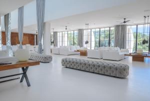 塔拉曼卡Destino Pacha Ibiza的客厅配有白色家具和大窗户