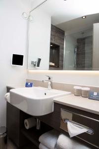 贝辛斯托克贝辛斯托克皇冠假日酒店的浴室设有白色水槽和镜子