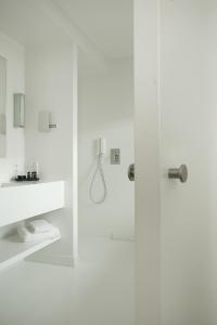 梅赫伦VixX套房酒店的带淋浴和盥洗盆的白色浴室