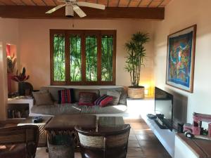 克鲁兹德华纳卡克斯特尔Quinta del Encanto的客厅配有沙发和桌子