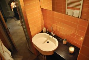 皮斯托亚Appartamento i Fabbri的浴室设有白色水槽和橙色瓷砖