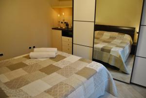 皮斯托亚Appartamento i Fabbri的一间小卧室,配有两张床和镜子