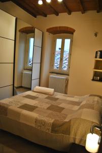 皮斯托亚Appartamento i Fabbri的一间卧室设有一张床和两个窗户。