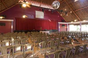科苏梅尔Iberostar Cozumel - All Inclusive的一个带椅子的空大厅和一个舞台