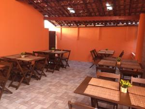 阿帕雷西达Pousada Pai Nosso的一间空餐厅,配有木桌和椅子