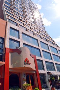 亚松森曼杜阿拉公寓式酒店的前面有标志的高楼