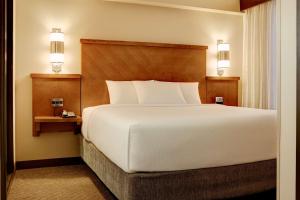莫里斯维尔罗利达勒姆机场凯悦嘉轩酒店的一张大白色的床,位于酒店客房内