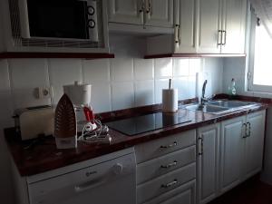 San Miguel de ValeroCasa Rural Costanilla的厨房配有白色橱柜和台面