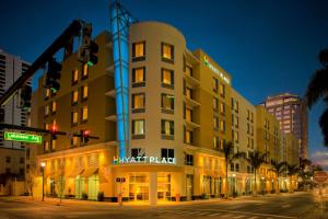 西棕榈滩西座落滩凯悦普雷斯酒店的夜间城市街道上的酒店大楼