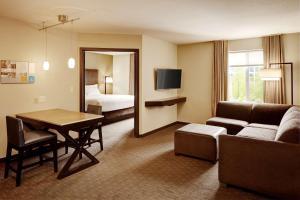 贝尔维尤西雅图贝威尔凯悦酒店的一间客厅,客厅配有沙发和一张桌子,位于酒店的房间