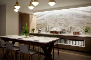 渥太华安达仕渥太华拜沃德市场凯悦概念酒店的一间设有桌子和大型大理石墙的用餐室