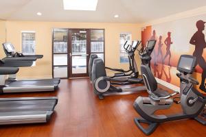 劳雷尔山劳雷尔山Hyatt house酒店的健身房设有跑步机和椭圆机
