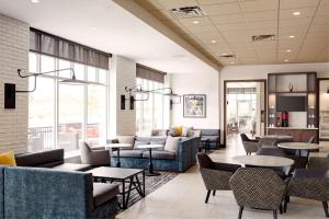 VeronaHyatt Place Madison/Verona的大堂配有沙发和桌椅