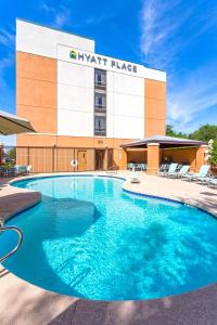 凤凰城凯悦广场菲尼克斯-北酒店的一座位于酒店前的游泳池