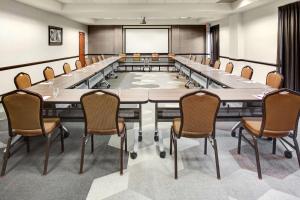 梅森辛辛那提东北部凯悦嘉轩酒店的大型会议室,配有大桌子和椅子