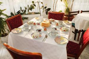 索佐波尔Hotel Bobchev的一张桌子,上面有白色的桌布和盘子