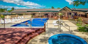 南迪塔诺阿空中酒店的一座房子前面带蓝色泳池面的游泳池