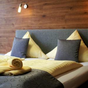 慕尼黑科里奥慕尼黑市酒店的卧室配有带枕头的床铺和滚轮式沙发。