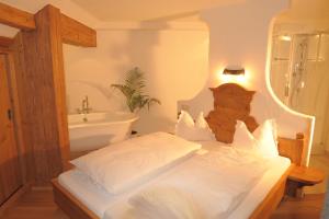 拉姆绍达赫斯坦Ramsbergerhof的一间卧室配有一张床,浴室设有水槽