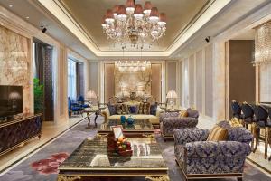 哈尔滨哈尔滨融创万达文华酒店的带沙发和吊灯的客厅