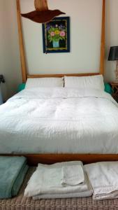 特鲁瓦Chambre en ville dans un esprit campagne的一间卧室配有一张床,上面有两条毛巾