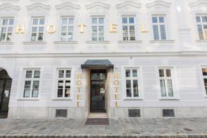 维也纳芬克经济客房旅馆的前面有一扇门的白色建筑