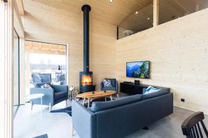 TammelaEerikkilä Sport & Outdoor Resort的客厅设有两张沙发和一个壁炉