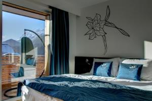 恩斯塔尔豪斯恩斯塔尔豪斯西西公园酒店的一间卧室配有一张带蓝色枕头的床和一扇窗户。