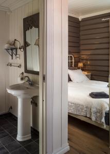 Eggedal艾格多伯格尔斯杜酒店的一间卧室配有床、水槽和镜子