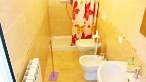 菲纳莱利古雷Lucrae'的一间带卫生间和水槽的小浴室