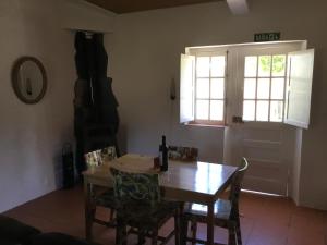 塞卡尔Quinta Boavista的一间带桌椅和窗户的用餐室
