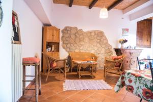 Zagarolo橄榄树希尔住宿加早餐旅馆的一间房间,配有椅子和桌子