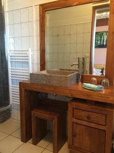 圣勒卡兹海滨住宿加早餐旅馆的一间带水槽和镜子的浴室