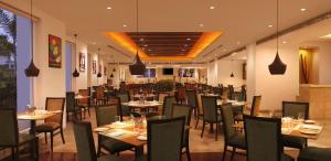 海得拉巴海得拉巴泰克城市柠檬树普瑞米尔酒店的一间在房间内配有桌椅的餐厅