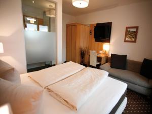 沃尔特湖畔佩莎赫戴安娜酒店 的酒店客房设有床和客厅。