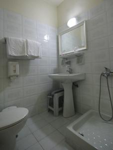 希俄斯戴安娜酒店的白色的浴室设有水槽和卫生间。