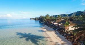 拉罗汤加海变别墅的享有棕榈树海滩和大海的空中景致