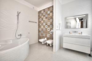 布拉格布拉格联合酒店的带浴缸、盥洗盆和卫生间的浴室