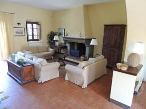 米利亚里诺米利亚里诺农场酒店的客厅配有白色家具和壁炉