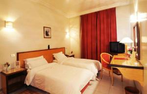 突尼斯度派克酒店的酒店客房配有两张床和一张书桌