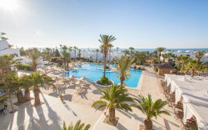 阿格希尔西贝尔阿拉丁杰尔巴酒店的享有度假村的空中景致,设有游泳池和棕榈树